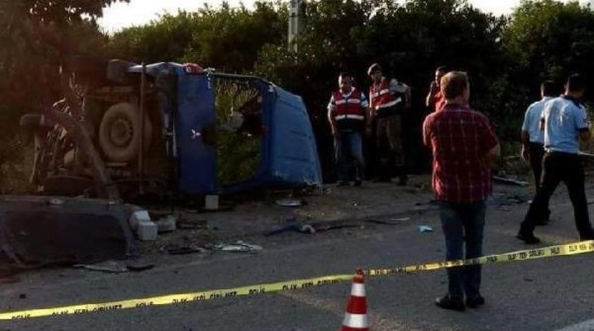 Adana'da Jandarma Minib&uuml;s&uuml; Devrildi: 6 Asker Yaralı