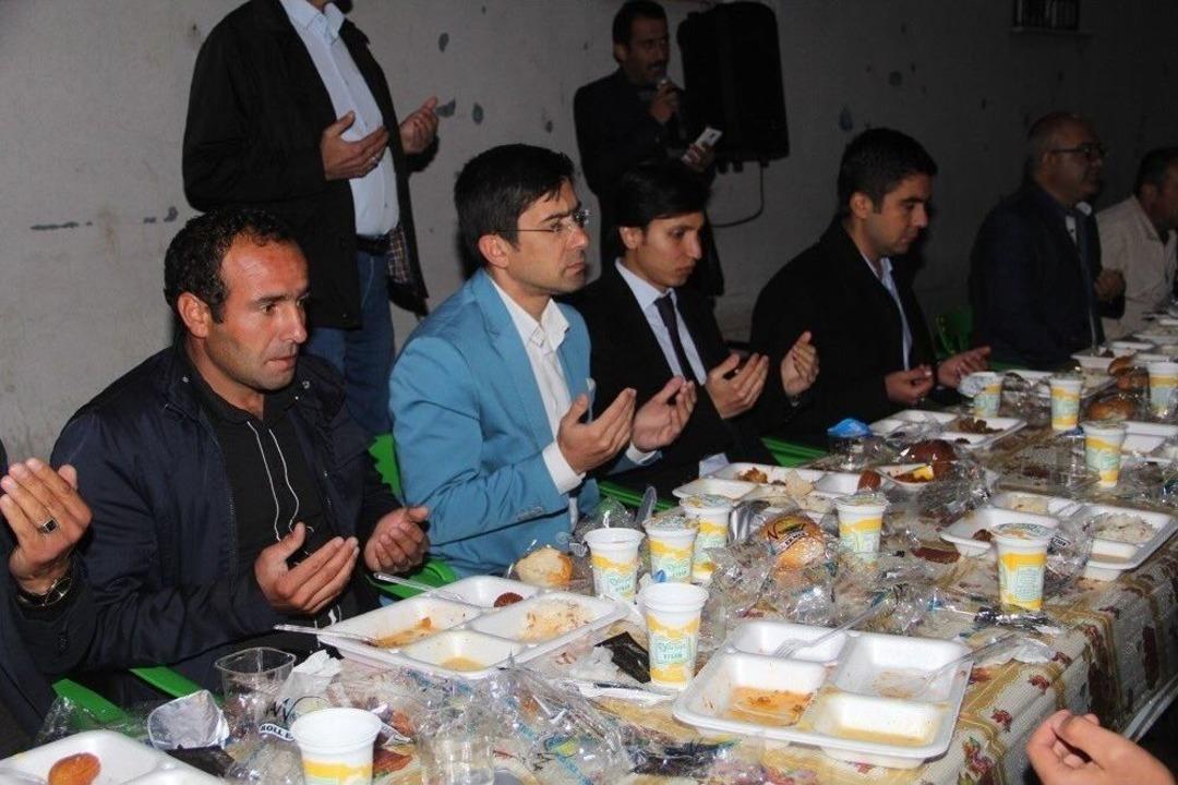 Başkale Belediyesi İftar Yemeği Verdi