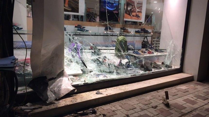 Direksiyon Hakimiyetini Kaybedip Mağazaya Daldı