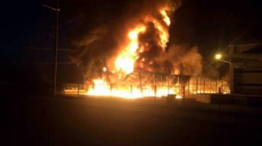 Sel&ccedil;uk&rsquo;ta Belediye Hali Ve Soğuk Hava Deposunda Yangın