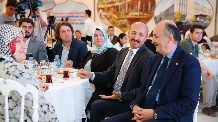 Bakan M&uuml;ezzinoğlu, Sultangazi&rsquo;de Hemşehrileriyle İftar Yaptı