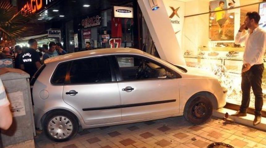 Minib&uuml;sle &Ccedil;arpışan Otomobil, Mağazanın Vitrinine &Ccedil;arptı