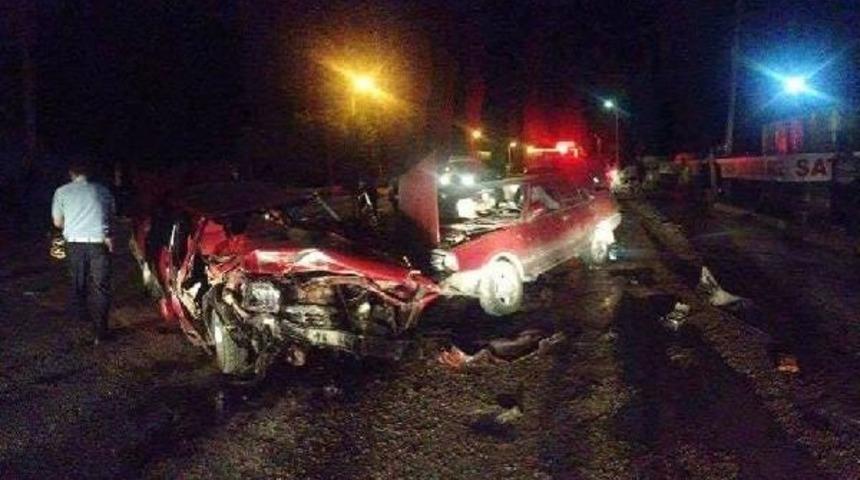 Otomobiller Kafa Kafaya &Ccedil;arpıştı: 1 &Ouml;l&uuml;, 3 Yaralı