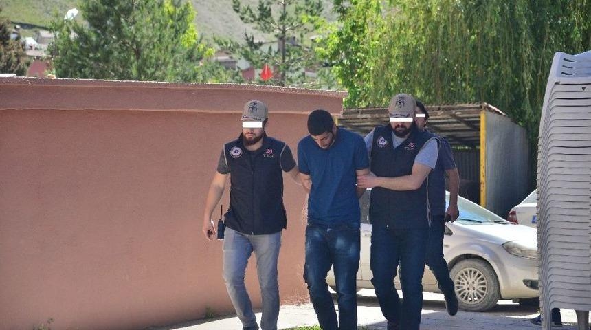 Hakkari&rsquo;de 2 Pkk&rsquo;lı Teslim Oldu