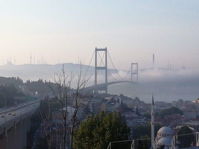 İstanbul Boğazı&rsquo;nda Sis Etkili Oldu 1