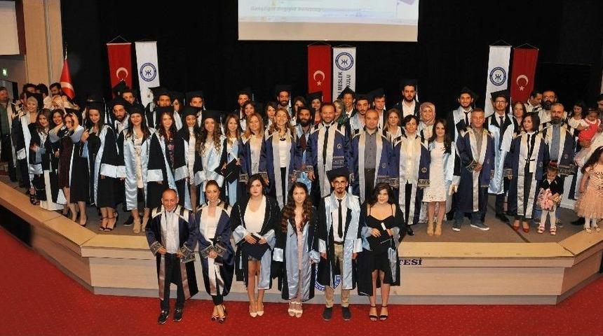 Ko&ccedil;arlı Myo &Ouml;ğrencilerinin Mezuniyet Coşkusu