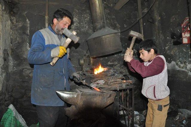 Demirci Ustasının Ramazan’da Sıcakla İmtihanı