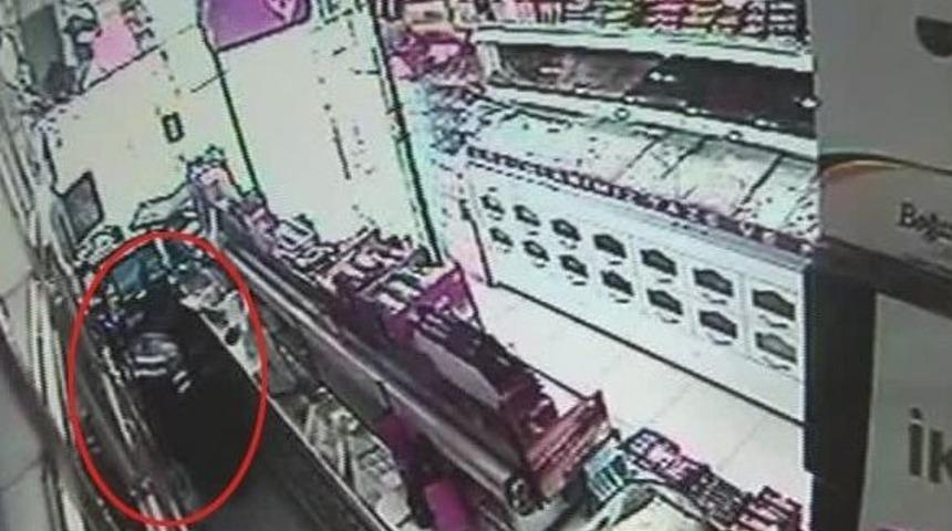 (&ouml;zel Haber)g&uuml;ng&ouml;ren&rsquo;de G&uuml;peg&uuml;nd&uuml;z Kuruyemiş D&uuml;kk&acirc;nı Soygunu Kameralara Yansıdı