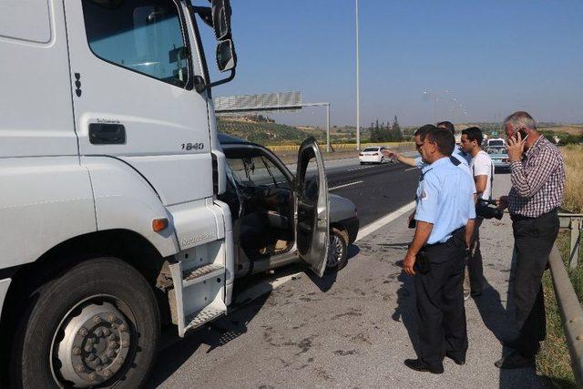 Tır, Otobanda Bir Araca Arkadan Çarptı: 2 Yaralı