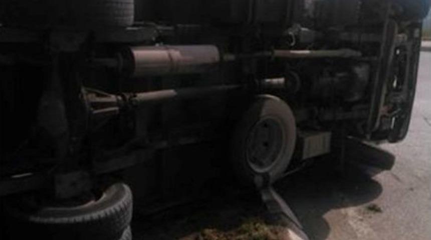 Virajı Alamayan Kamyonet Yan Yattı: 1 Yaralı