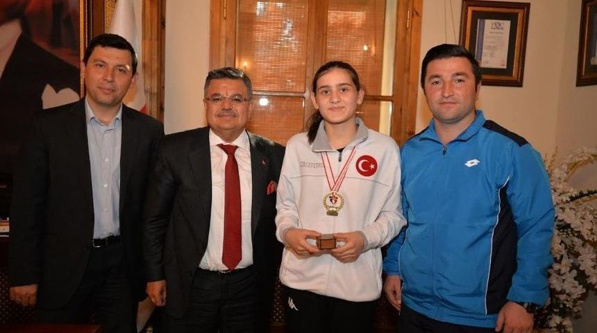 Başkan Yağcı, T&uuml;rkiye Şampiyonu Olan &Ouml;ğrenciyi Makamında Ağırladı
