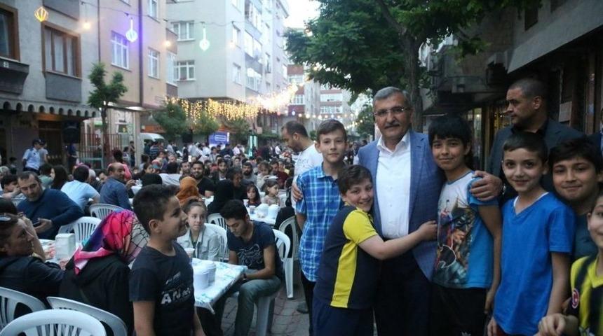 Mahalle İftarını &Ccedil;ocuklar Şenlendirdi