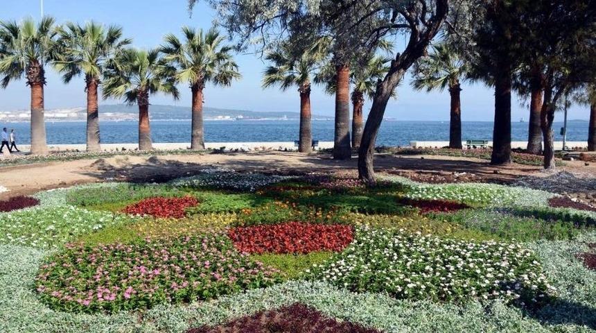 Aliağa Sahil Bandı Yaz &Ccedil;i&ccedil;ekleriyle S&uuml;sleniyor