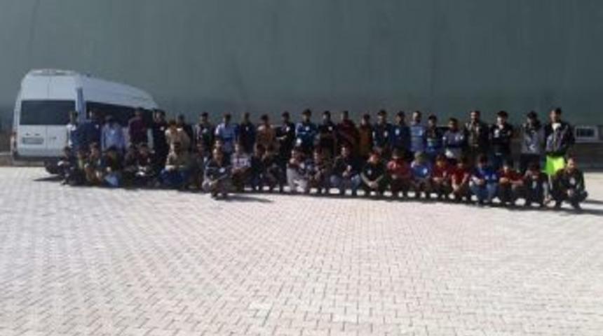 Ahlat&rsquo;Ta 15 Kişilik Minib&uuml;ste 50 Ka&ccedil;ak Yakalandı