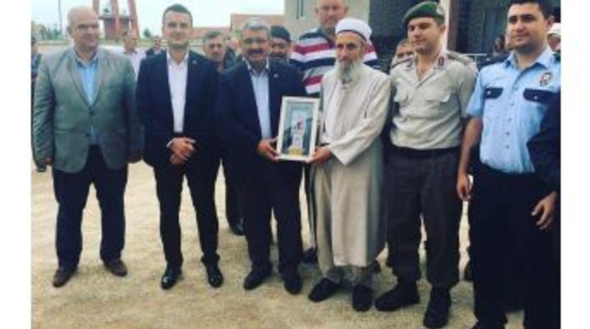 Şehit Kaymakam Safit&uuml;rk&rsquo;&uuml;n Babası, Son G&ouml;rev Yeri Olan K&ouml;y&uuml; Ziyaret Etti