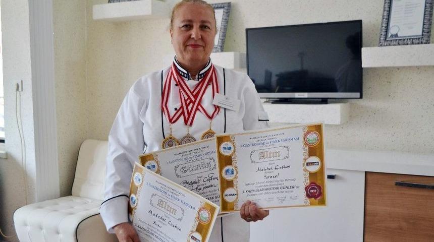 Katıldığı Yemek Yarışmalarından Derece Almadan D&ouml;nm&uuml;yor