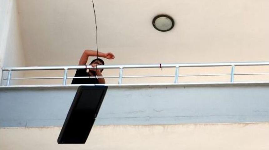 &Uuml;niversite &Ouml;ğrencisi Evdeki Eşyayı 14'&uuml;nc&uuml; Kattan Yola Fırlattı