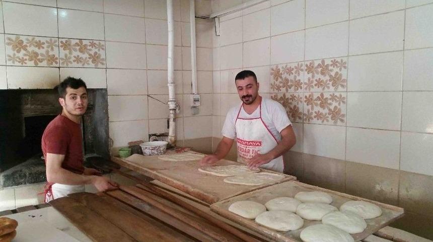 Fırın Ustaları 80 Derecelik Sıcakta Oru&ccedil; Tutuyor