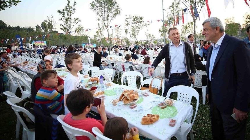 Başkan Karaosmanoğlu, 3 Bin 500 Anne İle İftar Yaptı