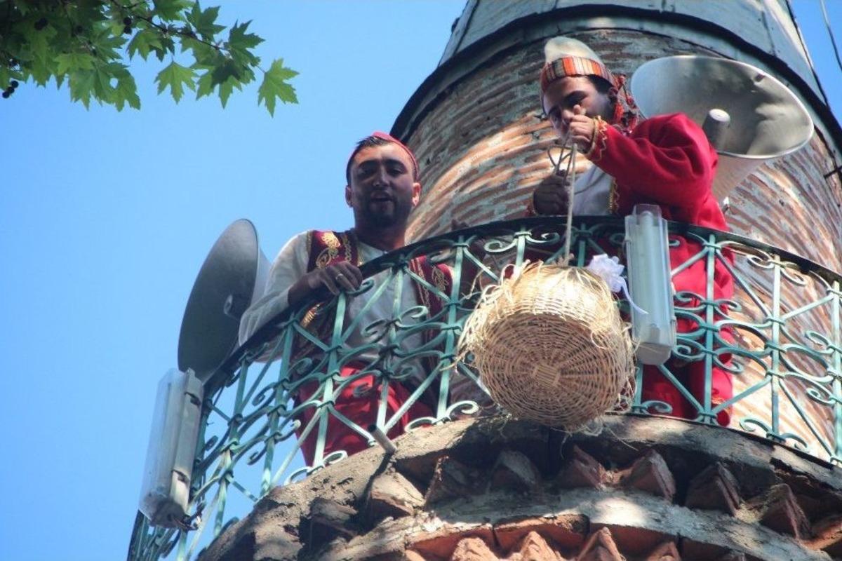 (&ouml;zel Haber) Minareden Şeker Sarkıttılar