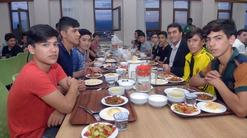 D&uuml;ndar, 41 &Uuml;lkeden &Ouml;ğrencilerle İftar Sofrasında Buluştu