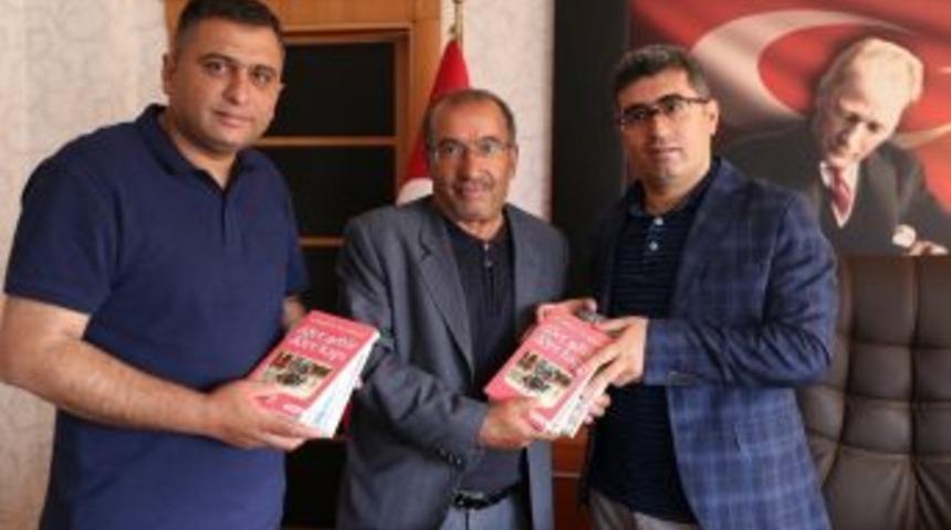 Varto Kaymakamından Basın Mensuplarına Kitap Hediye