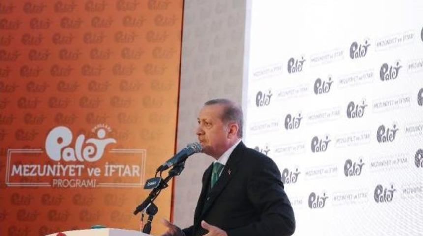 Cumhurbaşkanı Erdoğan Ve Eşi Emine Erdoğan, Mezuniyet Belgesini Torunu &Ouml;mer Tayyip Erdoğan'a Verdi