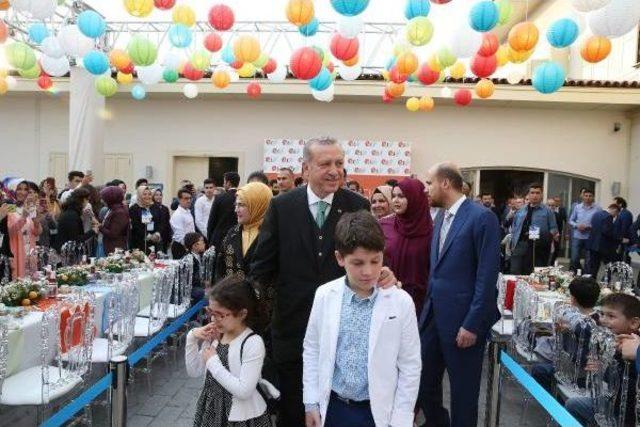 Cumhurbaşkanı Erdoğan Ve Eşi Emine Erdoğan, Mezuniyet Belgesini Torunu Ömer Tayyip Erdoğan'a Verdi