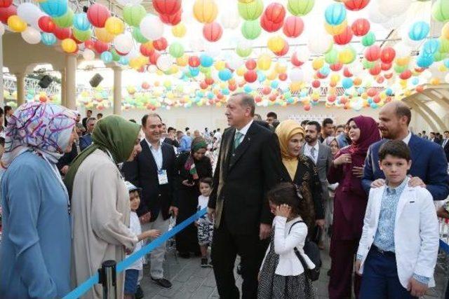 Cumhurbaşkanı Erdoğan Ve Eşi Emine Erdoğan, Mezuniyet Belgesini Torunu Ömer Tayyip Erdoğan'a Verdi