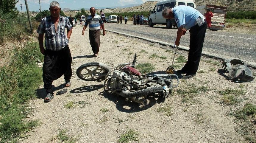 Otomobilin &Ccedil;arptığı Motosikletli &Ouml;ld&uuml;