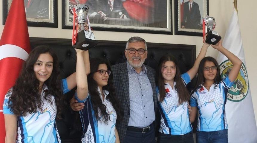 Kupa Ve Madalyaları İle Teşekk&uuml;re Geldiler