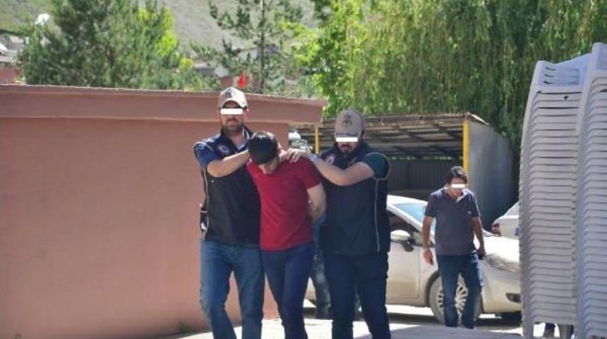 Hakkari'de Teslim Olan 2 Pkk'lı &Ccedil;ıkarıldıkları Mahkemece Tutuklandı