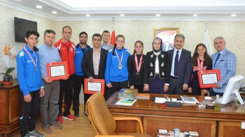 &Ccedil;eşitli Spor Dallarında T&uuml;rkiye Derecesi Yapan &Ouml;ğrencilerden İl Milli Eğitim M&uuml;d&uuml;r&uuml; Durmuş&rsquo;a Ziyaret