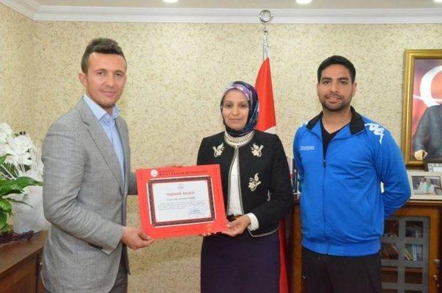 Çeşitli Spor Dallarında Türkiye Derecesi Yapan Öğrencilerden İl Milli Eğitim Müdürü Durmuş’a Ziyaret