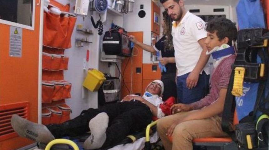 Şanlıurfa'da Iki Otomobil &Ccedil;arpıştı: 5 Yaralı
