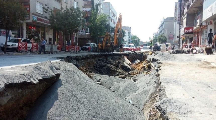 (&ouml;zel Haber) Bağcılar&rsquo;da Aynı Cadde De Bu Sefer Yol C&ouml;kt&uuml;
