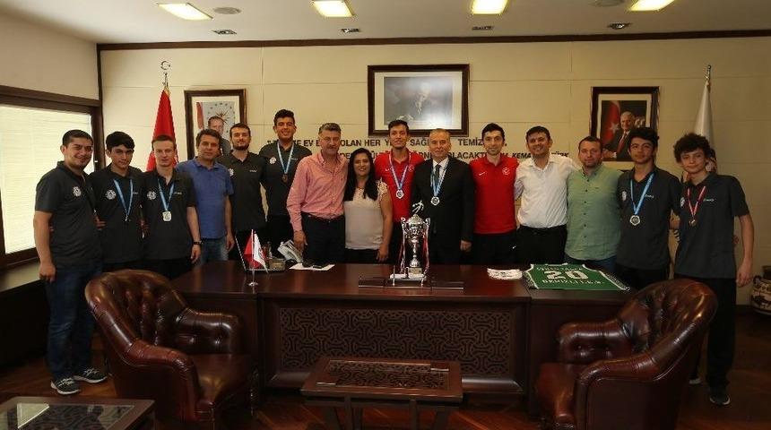 İşitme Engelliler Kazandıkları Kupayı Başkan Zolan&rsquo;a Getirdiler