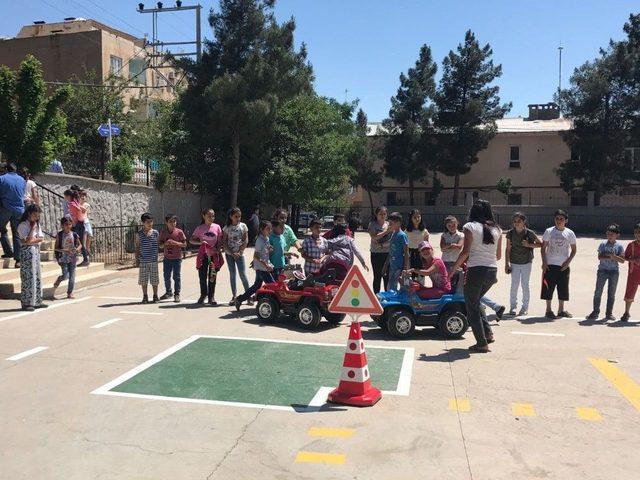 Derik’te Terör Mağduru Çocuklara Devlet Şefkati