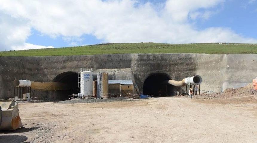 Vali &Ouml;zefe, T&uuml;nel İnşaatında İncelemelerde Bulundu