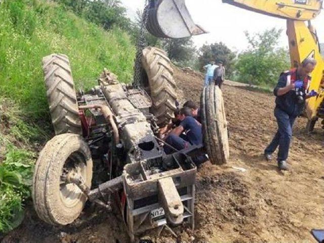 Devrilen Traktörün Altında Kalan Çiftçi Öldü