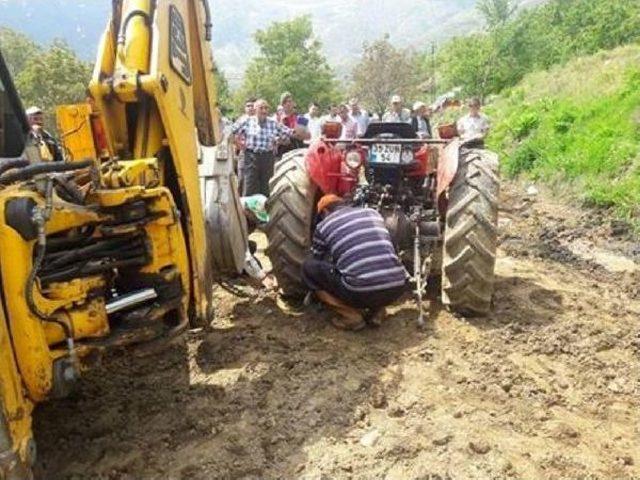 Devrilen Traktörün Altında Kalan Çiftçi Öldü