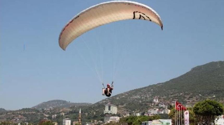 Paraş&uuml;t&ccedil;&uuml;ler Alanya'da Yarışıyor