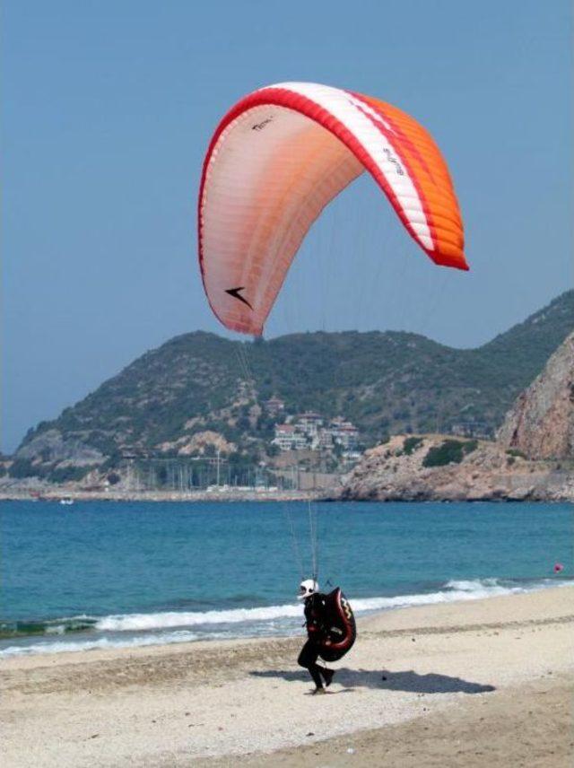 Paraşütçüler Alanya'da Yarışıyor