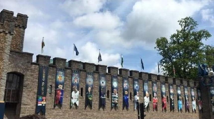 Cardiff Kalesi'nin Bur&ccedil;larında Beşiktaş Arması Ve Quaresma Resmi Asılı