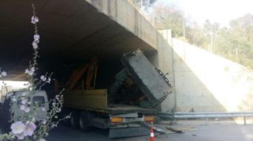 Şof&ouml;r Y&uuml;ksekliği Hesaplayamayınca Tır Alt Ge&ccedil;itte Sıkışıp Kaldı