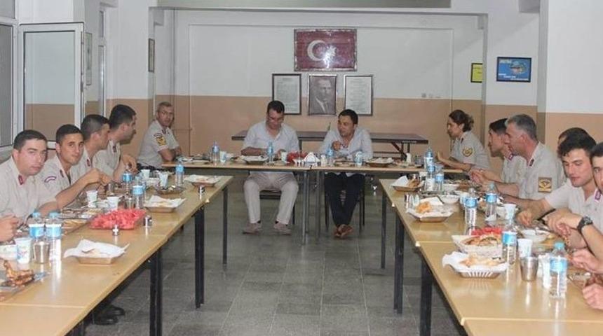 S&uuml;loğlu Kaymakamı Askerlerle İftar Yaptı