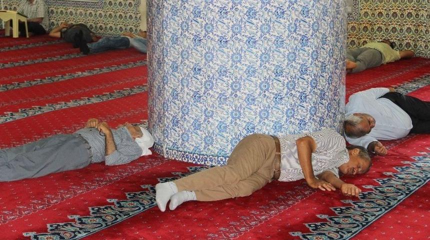 Şanlıurfa&rsquo;da Oru&ccedil; Tutan Vatandaşlar Serinlemek İ&ccedil;in Doğal Yolları Kullanıyor