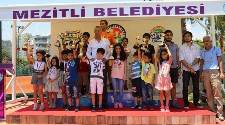 Başkan Tarhan Başarılı Sporcuları &Ouml;d&uuml;llendirdi