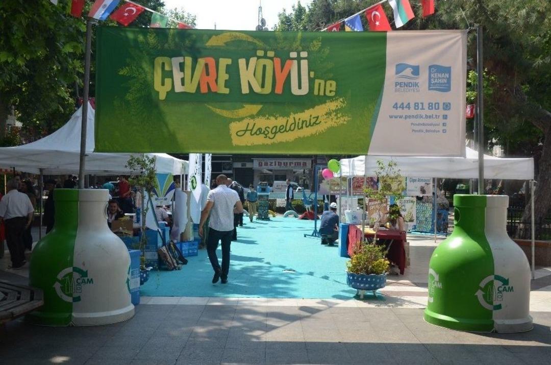 Pendik Belediyesi &Ccedil;alışanları Atıklardan Şaheser Yaptı