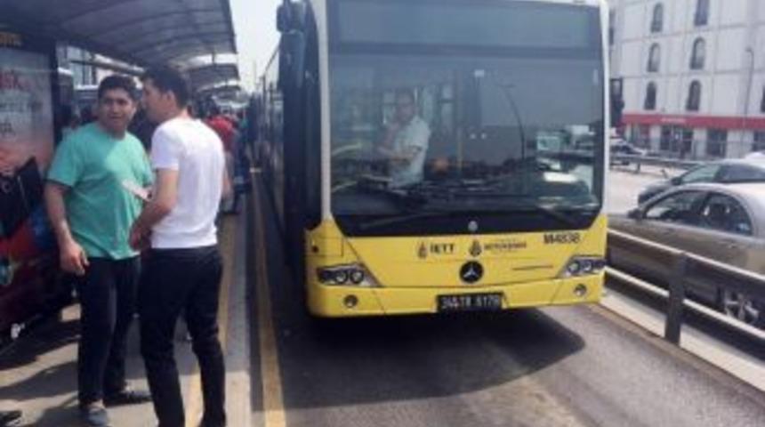 (&ouml;zel Haber) Metrob&uuml;s Arızası Uzun Kuyruklar Oluşturdu
